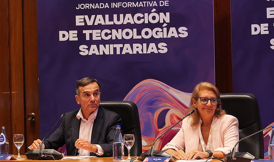  Juan Yermo (Farmaindustria) y María Aláez (Fenin) celebran el RD de evaluación de tecnología sanitaria.