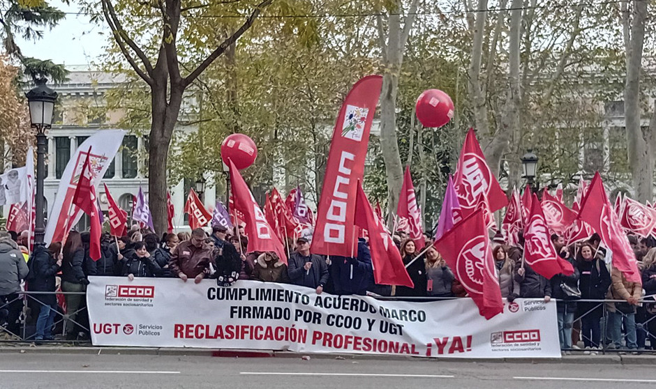 CCOO y UGT se concentran ante el  Ministerio de Sanidad para pedir la reclasificación profesional y un nuevo Estatuto Marco