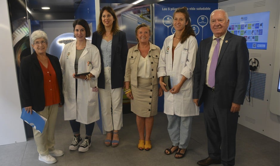 El equipo de enfermeras del proyecto junto a Hosanna Parra, Ana López de Uralde, Gotzone Sagardui y Florentino Pérez Raya.