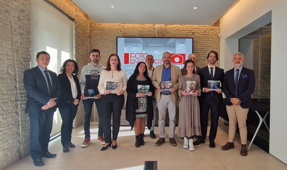 Foto de familia durante la entrega de premios a las mejores fotografías enfermeras de 2022 por parte del CGE.