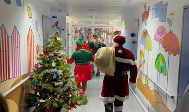 Papá Noel y sus elfos en un hospital 