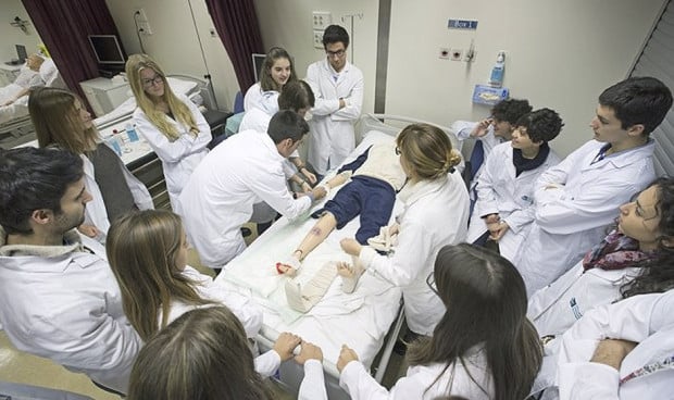 Un médico bromea con el tiempo que invierten los estudiantes de Medicina para sacarse el título universitario.