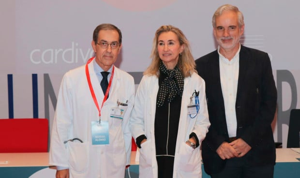  Manuel Alonso, Beatriz López Muñiz y Aquilino Alonso durante al inauguración del evento.