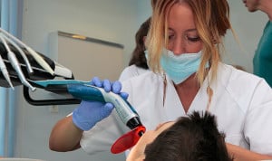 El limbo de dentistas sin homologar: "Quizá temen que les quitemos trabajo"