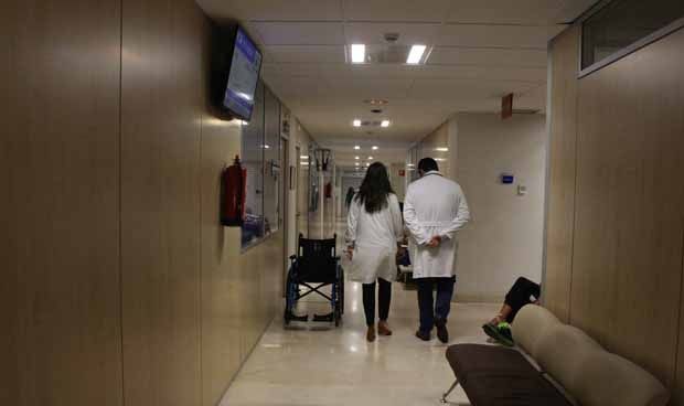 El médico español trabaja de 31 a 50 horas/semana, cifra récord en Europa 