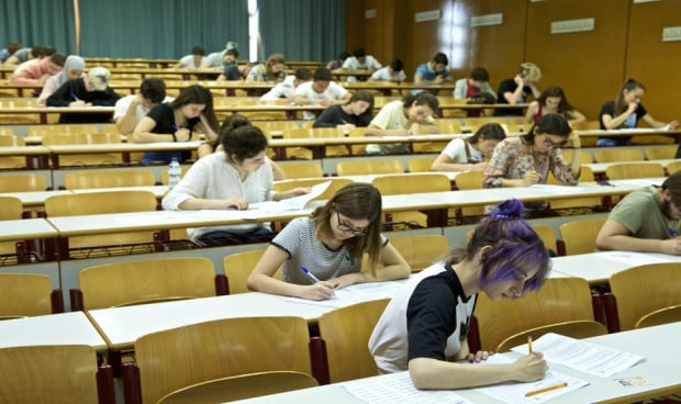 Candidatos en un aula del MIR