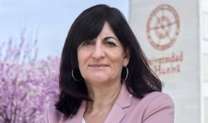  María Antonia Peña Guerrero, rectora de la Universidad de Huelva firma el primer plan de estudios del nuevo grado de Medicina.