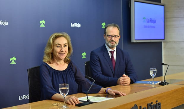 María Martín, consejera de Salud y Políticas Sociales de La Rioja, y Luis Ángel González Fernández, gerente del Servicio Riojano de Salud, dos de los creadores de la nueva Estrategia 2025-2028 del Seris