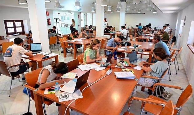 Una estudiante de Medicina que hizo 11 veces la EBAU desglosa cuánto cuesta convertirse en médica.