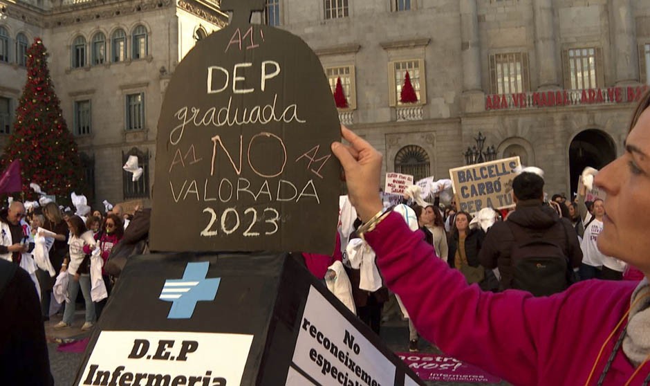 Protesta enfermera por la reclasificación profesional al grupo A1.