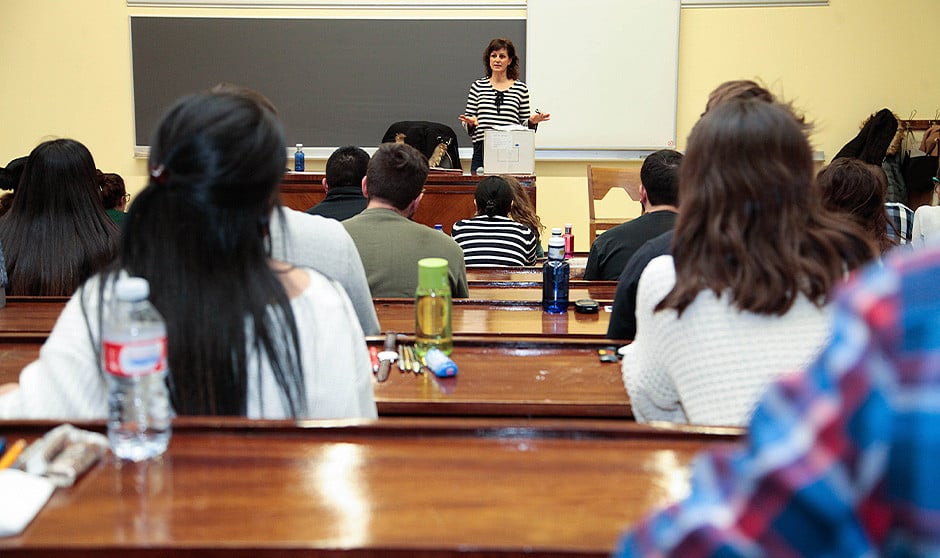 Aspirantes preparándose para el examen MIR 2025.