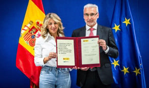  La ministra de Trabajo y Economía Social, Yolanda Díaz, con el presidente del Consejo de Seguridad Nuclear, Juan Carlos Lentijo.