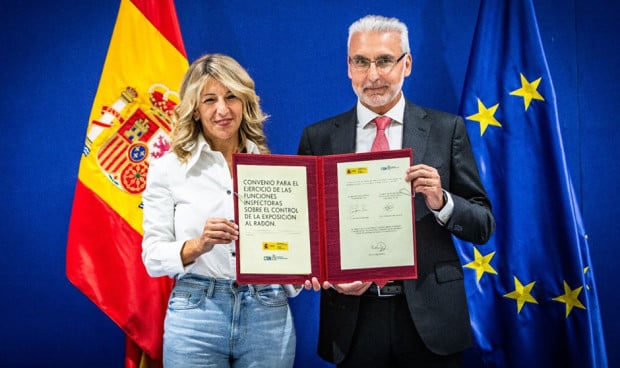  La ministra de Trabajo y Economía Social, Yolanda Díaz, con el presidente del Consejo de Seguridad Nuclear, Juan Carlos Lentijo.