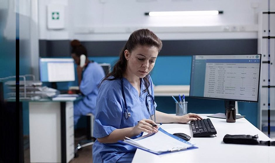 Una enfermera en un hospital.