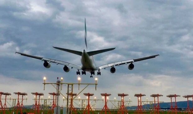 Europa ve "necesario" analizar aguas residuales de aviones con origen chino
