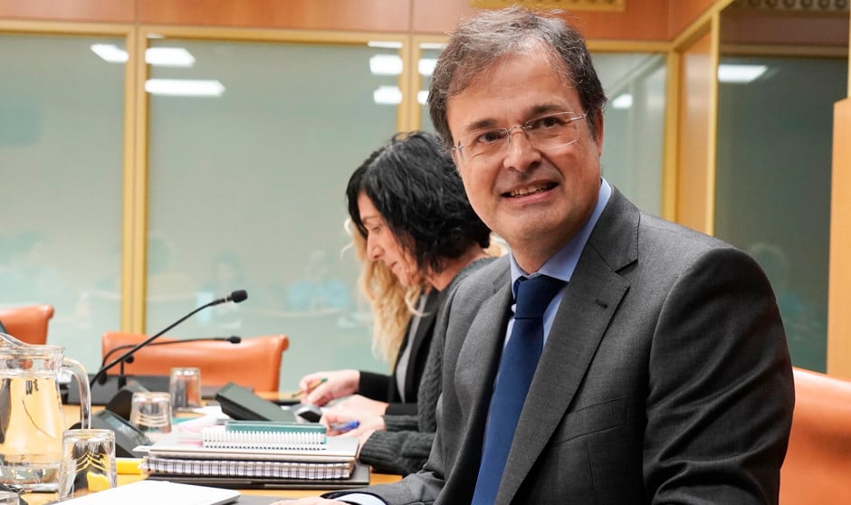  Alberto Martínez, consejero de Salud de País Vasco, aprueba la OPE sanitaria de 2024 con más de 1.800 plazas