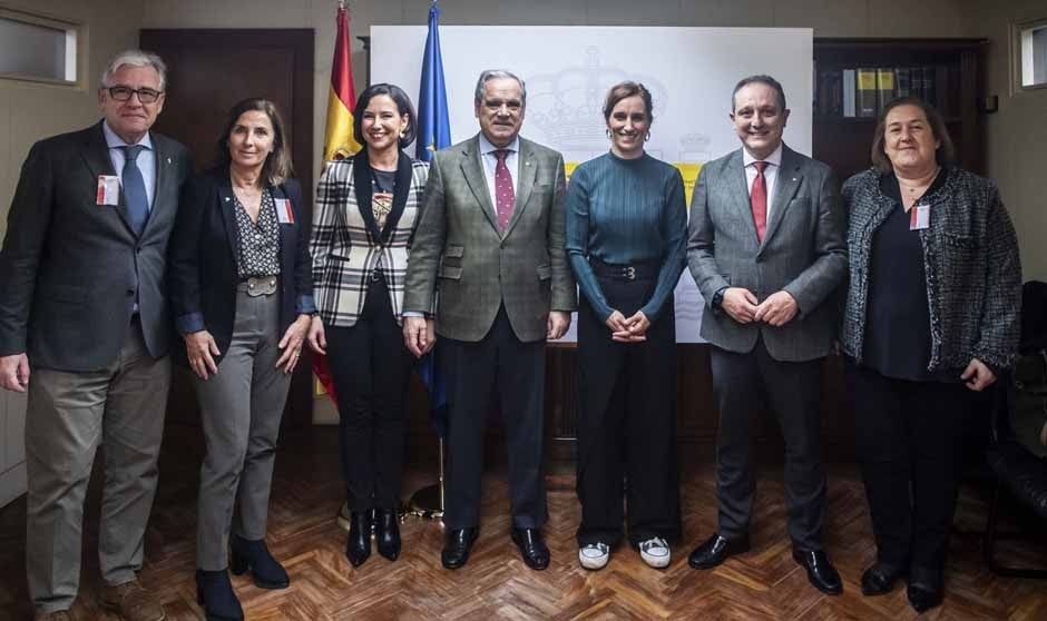 La ministra de Sanidad recibe al comité directivo del CGCOF