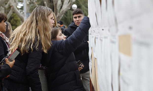 Aspirantes a la salida del examen FIR 2025