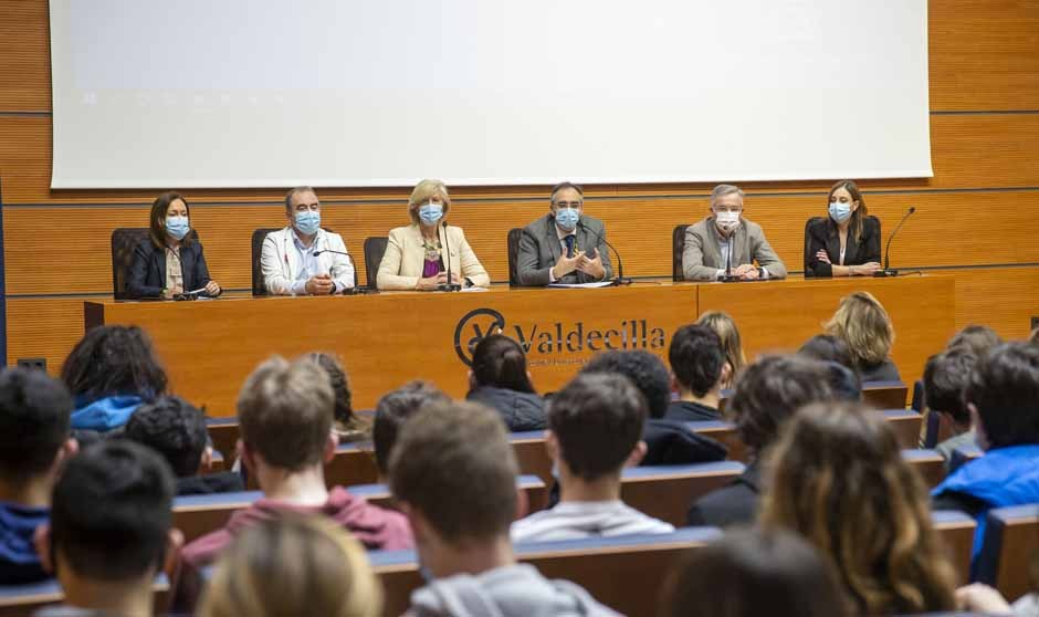 El Gobierno de Cantabria y Farmaindustria se unen para mostrar a estudiantes cómo se investigan y desarrollan los nuevos medicamentos