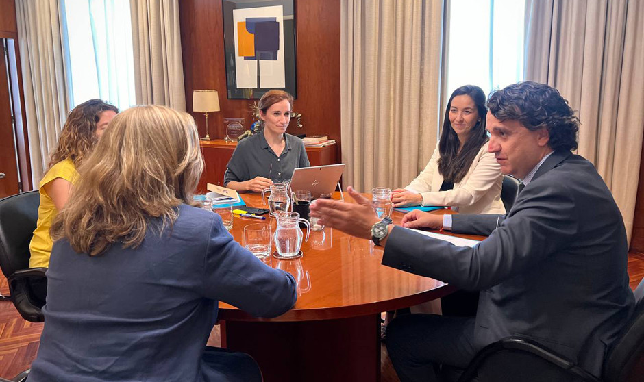  Reunión de Fenin con la ministra de Sanidad.