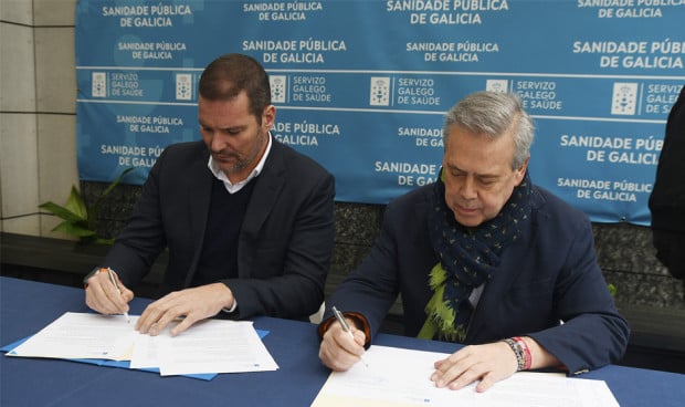 Los consejeros José López Campos y Antonio Gomez Caamaño firman el convenio del voluntariado de la sanidad gallega. 