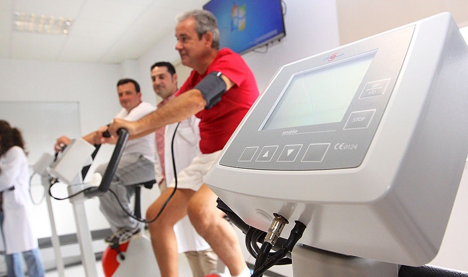 Pacientes en bicicletas eléctricas tras la receta de la prescripción de actividad deportiva