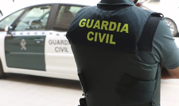 La Guardia Civil investiga a un hombre por amenazar con una pistola a dos médicos