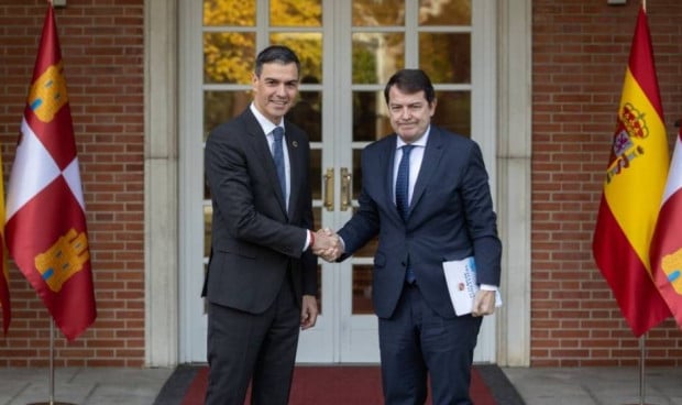 Pedro Sánchez, presidente de España, y Alfonso Fernández Mañueco, líder de la Junta de Castilla y León, abordan la falta de médicos en el SNS