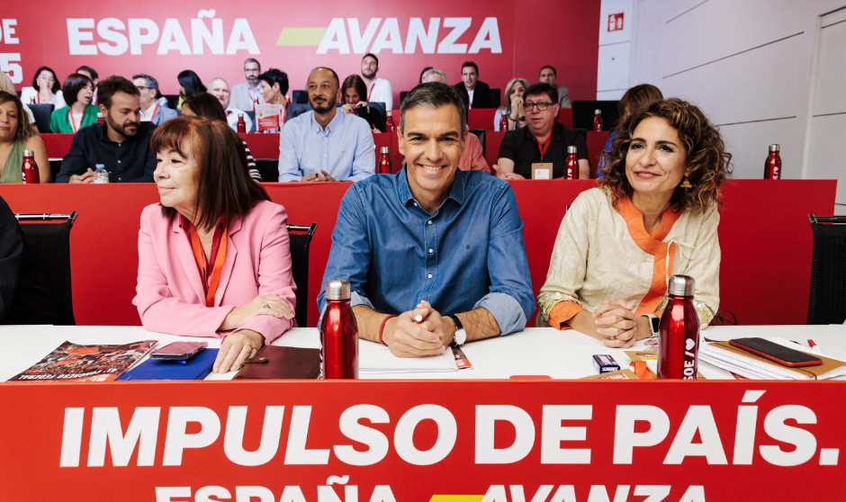 Cristina Narbona, Pedro Sánchez y María Jesús Montero, respectivamente, en el 40 Congreso Ponencia Marco del PSOE.