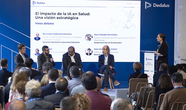 Un momento de la mesa 'El impacto de la IA en Salud: Una visión estratégica' del evento Dedalus Summit.