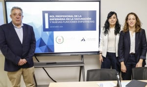 Mariano Pastor, Ángeles Álvarez Hermida y Mar Rocha con los resultados de la encuesta 'Rol profesional de la enfermera en la vacunación y nuevas funciones enfermeras'.