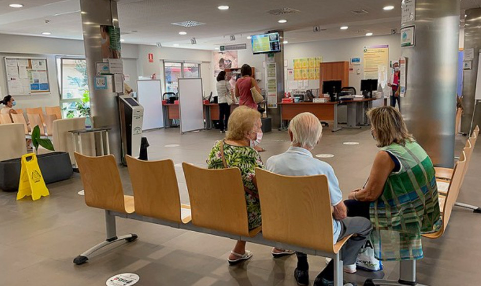 Un total de seis comunidades autónomas recomiendan el uso de la mascarilla en centros de salud ante el aumento de casos de virus respiratorios