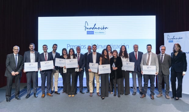 Foto de familia de los galardonados en los XXXIV Premios a la Investigación Mutual Médica 2024 para reconocer la labor de médicos en ejercicio, residentes y estudiantes  