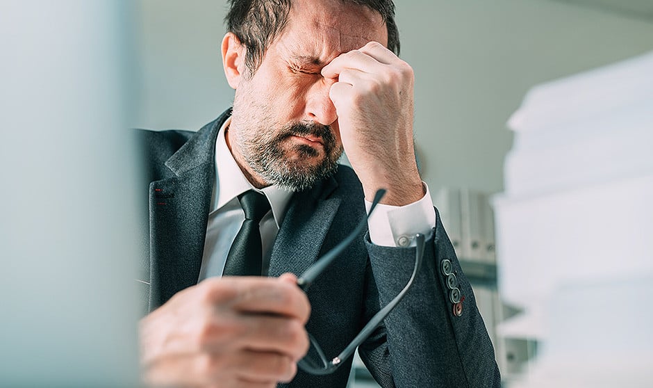 Algunos hábitos y patologías oculares pueden provocar o agravar un episodio de migraña.