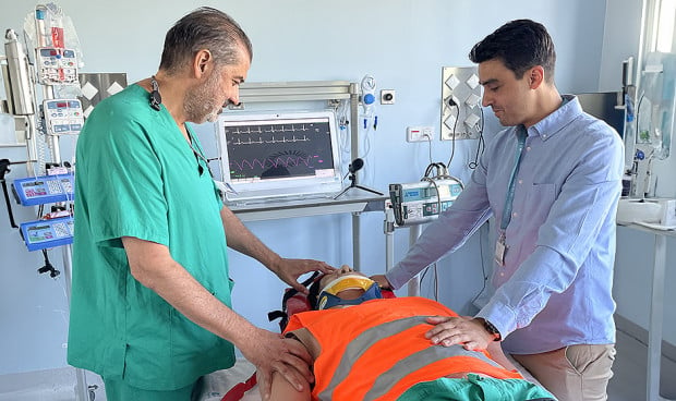  Manuel Quintana, director del Centro de Simulación Avanzada de La Paz y Javier Rubio, técnico de simulación