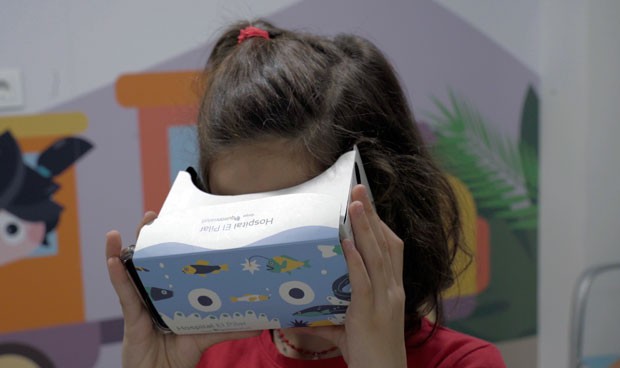 El Hospital Materno usa gafas de realidad virtual para reducir el estrés de  los niños cuando les sacan sangre