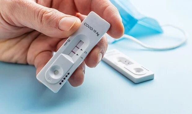 La reinfección covid, "relativamente común" con las variantes Ómicron