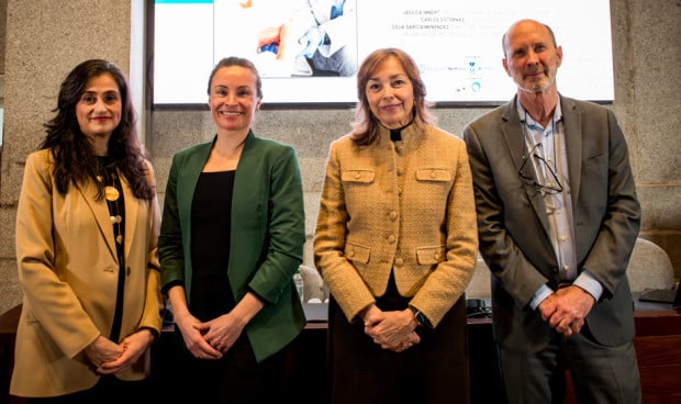  Pilar Navarro, Jessica Imbert, Celia García Menéndez y Carlos Sisternas en una jornada de diabetes de Fenin.