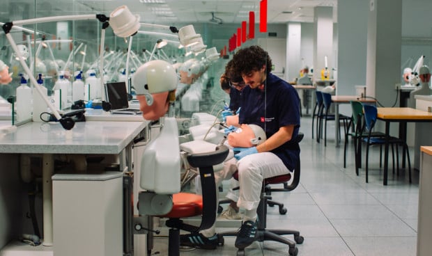 Laboratorio de Odontología de la Universidad Autónoma de Madrid. La caries dental es la enfermedad crónica con una mayor incidencia en el mundo