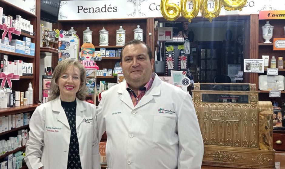  Teresa Penadés y José Ripoll han saltado a la fama versionando canciones mientras trabajan en la Farmacia.