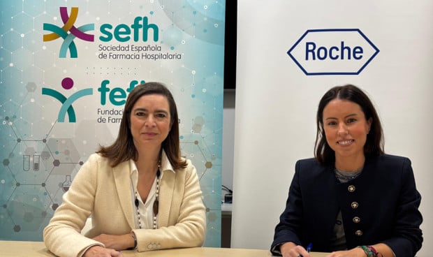 Cecilia Martínez, presidenta de la SEFH y Jimena Alonso, responsable de Acceso y Relaciones Institucionales de Roche Farma España, en la firma del acuerdo para la convocatoria de becas de formación para farmacéuticos hospitalarios.