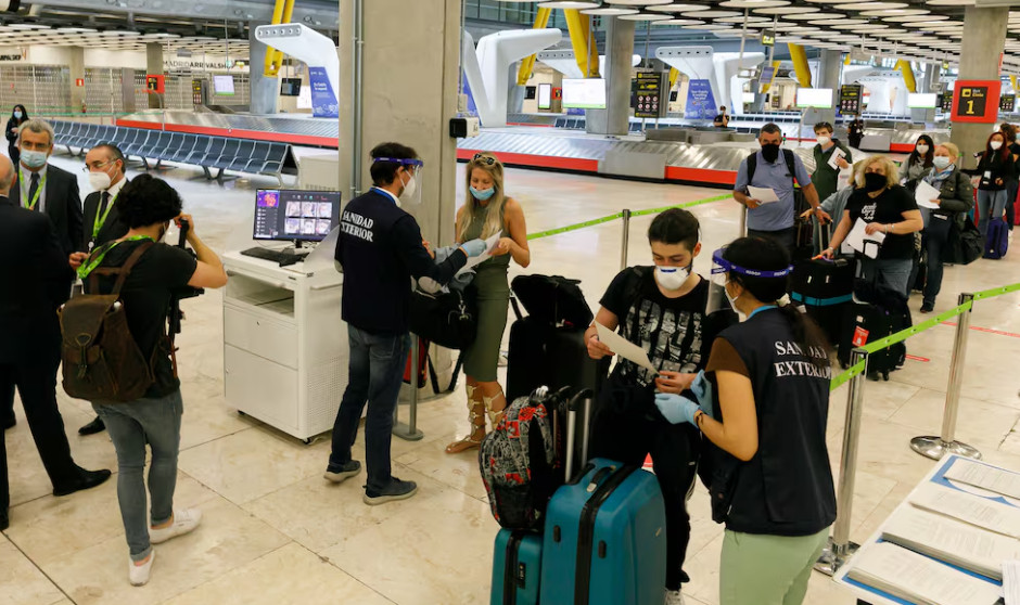 Control en un aeropuerto durante la pandemia de la Covid-19.