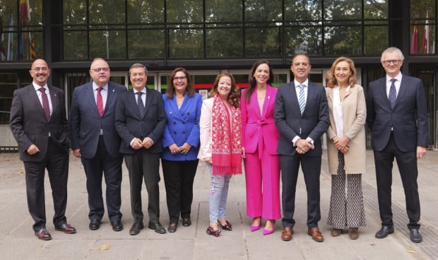 Los consejeros de sanidad del PP a la entrada del Consejo Interterritorial donde quieren hablar del MIR de Familia. 