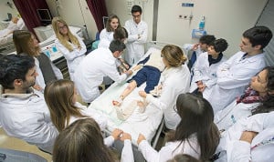 Las estudiantes de medicina destacan en comunicación con pacientes frente a sus compañeros varones