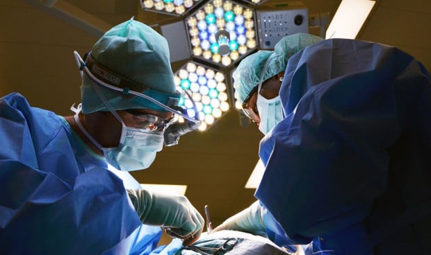 Las operaciones estéticas prolongadas estresan de más a los cirujanos