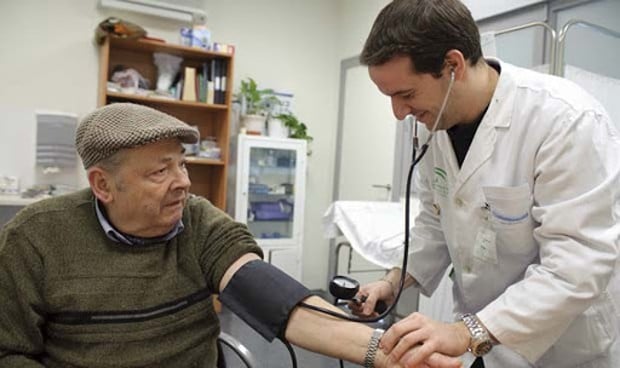 Las zonas con más médicos de Familia tienen pacientes que viven más años