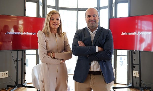 María Victoria Mateos, presidenta de la Sociedad Española de Hematología; y Jacobo Muñoz,  director médico de J&J Innovative Medicine en España.El primer anticuerpo biespecífico para esta enfermedad muestra una tasa de respuesta del 65%