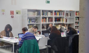  Estudiantes en la biblioteca. Trucos para aprobar la OPE en Enfermería en mitad de Navidad