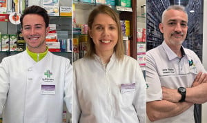  Los farmacéuticos Alberto Lázara, Elena Raviña y Javier Palacios analizan el nuevo convenio de oficinas de farmacia.