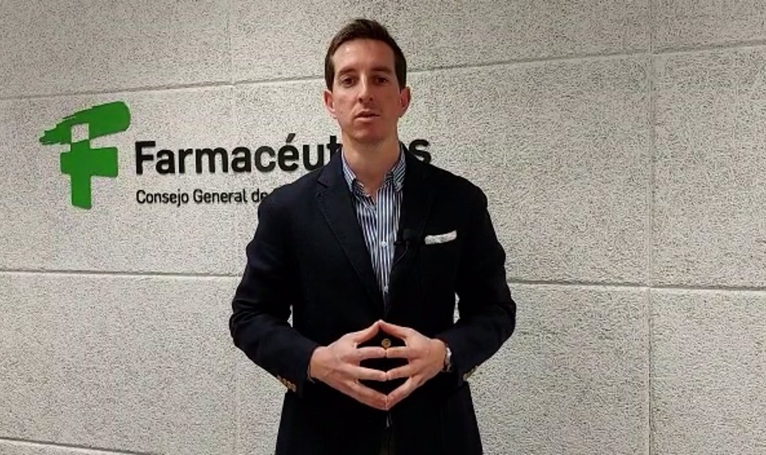 Carlos Fernández, del Consejo General de Colegios Farmacéuticos, rechaza retirar los prospectos de los medicamentos, pero sí cree conveniente incorporar un código 'QR'